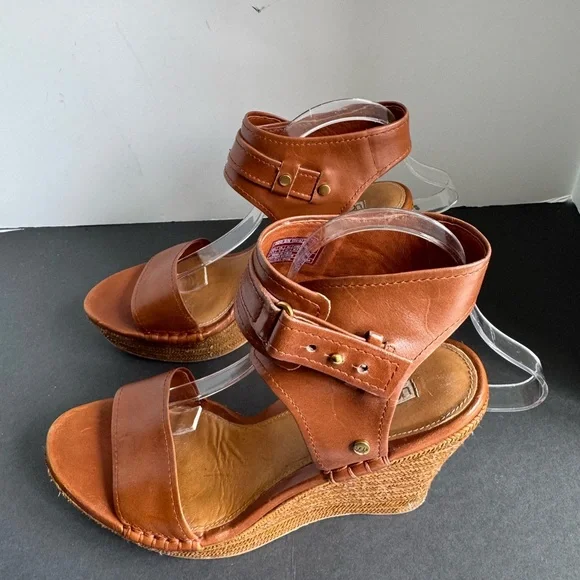 UGG ‘Maryanne’ Wedge Sandal. Size 9.5 - Picture 9 of 14